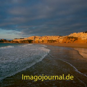 Der Strand von Albufeira im Morgenlicht